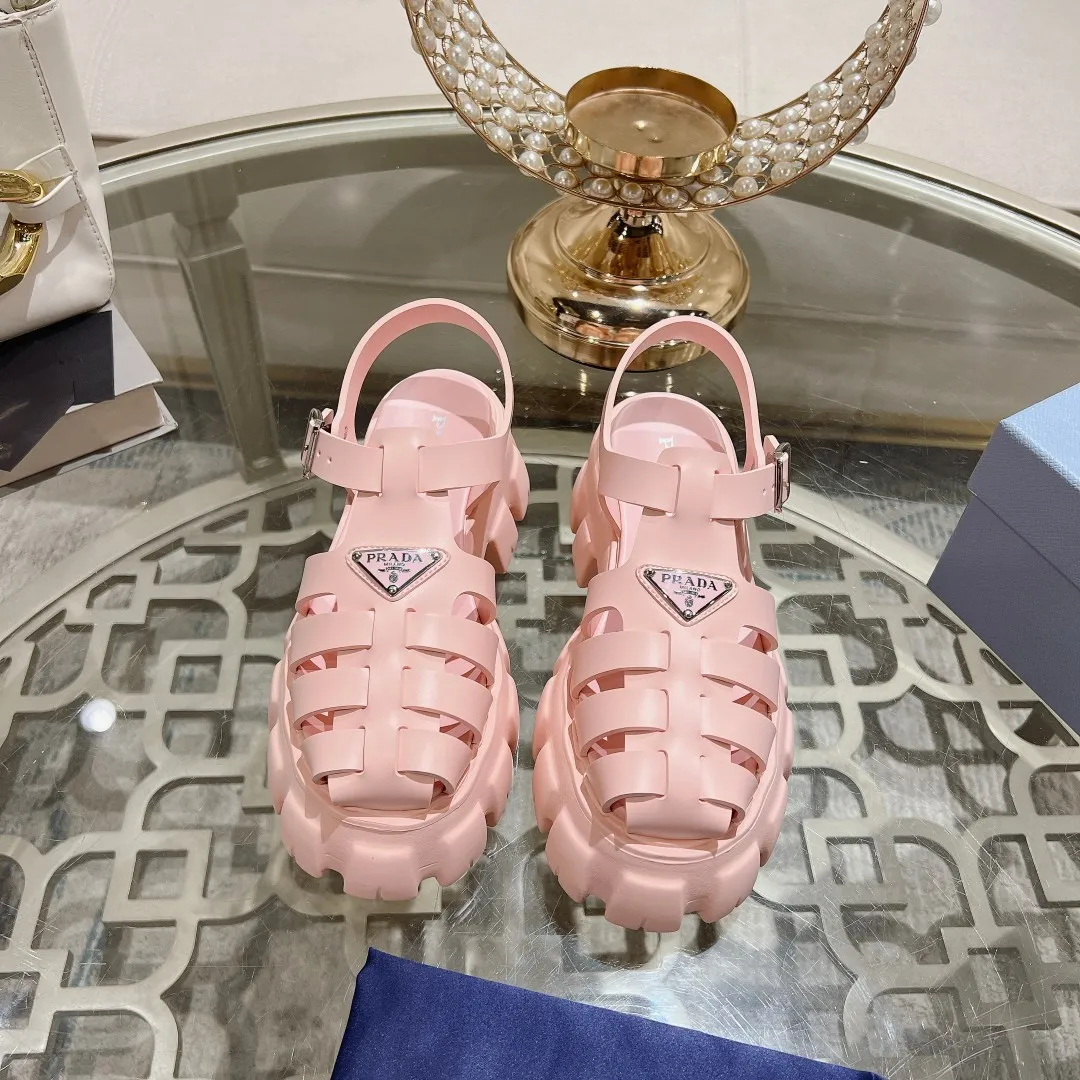 👟👟Ex-factory price 440👟👟 Prada's new spring and summer sawtooth Roman thick-soled rubber sandals, retro, fashionable and avant-garde gear teeth 55mm, thick-soled soles with rubber uppers, making the whole pair of shoes light and comfortable, bright colors, satisfying a variety of choices for fashionable people with different styles! The iconic metal triangle logo is paired with the shape of ancient beach sandals. Every design element is fashionable! Code number 35-40